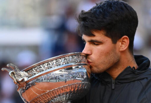 Alcaraz vô địch Roland Garros, ngất ngây với kỷ lục vô tiền khoáng hậu