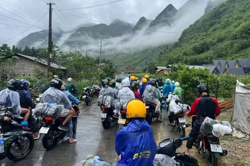 Giải cứu 400 du khách nước ngoài "đi phượt" mắc kẹt ở Đồng Văn do mưa lũ