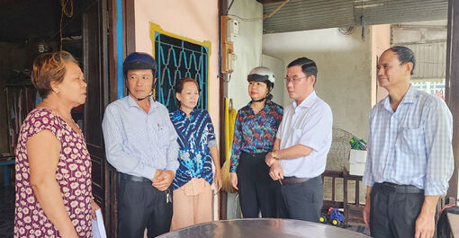 Lãnh đạo huyện Châu Phú thăm, động viên các gia đình có nhà bị tốc mái do mưa giông