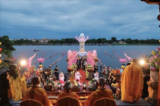 Thừa Thiên - Huế: Lễ hội hoa đăng trên sông Hương