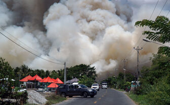 Cháy ngùn ngụt ở Vườn quốc gia Tràm Chim, khói bốc cao hàng trăm mét