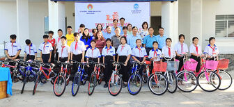UBMTTQVN huyện Châu Phú tặng xe lăn phục vụ bệnh nhân tại Trung tâm Y tế huyện