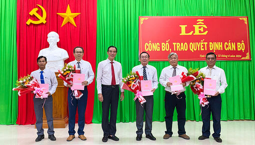 Thị ủy Tịnh Biên trao quyết định công tác cán bộ