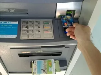 Cách tiết kiệm phí rút tiền qua ATM