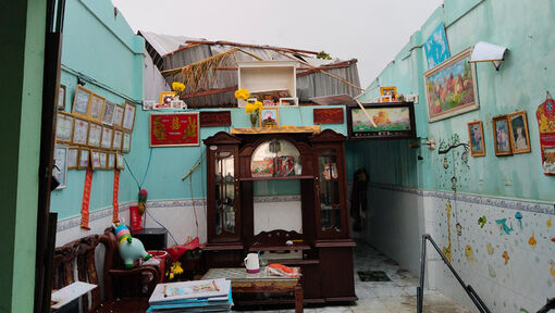 An Phú hỗ trợ người dân thiệt hại nhà do mưa giông