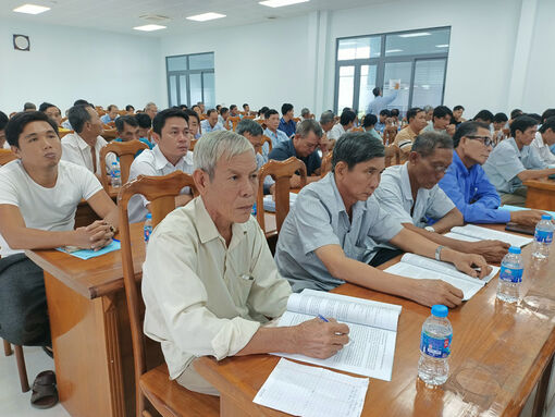 Tập huấn ứng dụng công nghệ thông tin trong sản xuất nông nghiệp cho nông dân Châu Phú