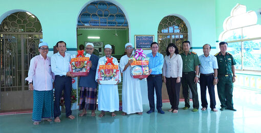 Bí thư và Phó Bí thư Thường trực  Huyện ủy Châu Phú chúc Tết Roya Haji tại Thánh đường Hồi giáo xã Khánh Hòa
