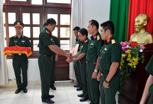 Quân nhân chuyên nghiệp, viên chức quốc phòng An Giang được nâng bậc lương