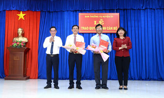 2 cán bộ huyện Châu Phú nhận nhiệm vụ mới