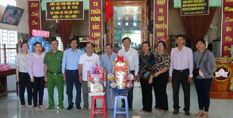 Chủ tịch UBND huyện Tri Tôn chúc mừng Đại lễ Phật giáo Hòa Hảo