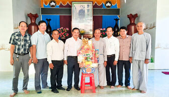 Thị ủy Tịnh Biên thăm, chúc mừng kỷ niệm 85 năm Ngày Khai sáng đạo Phật giáo Hòa Hảo