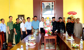 Bí thư Huyện ủy An Phú Quách Tố Giang chúc mừng kỷ niệm 85 năm Ngày Khai sáng đạo Phật giáo Hòa Hảo
