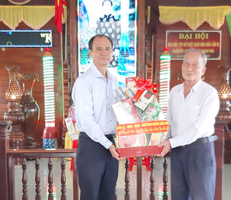 Chủ tịch UBND huyện Châu Phú thăm, chúc mừng kỷ niệm 85 năm Ngày Khai sáng đạo Phật giáo Hòa Hảo