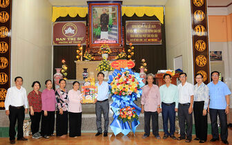 Chủ tịch UBND TP. Long Xuyên Đinh Văn Bảo thăm, chúc mừng kỷ niệm 85 năm Ngày Khai sáng đạo PGHH