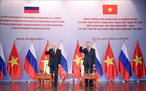 Chủ tịch nước Tô Lâm và Tổng thống LB Nga gặp gỡ các thế hệ cựu sinh viên Việt Nam học tại Nga