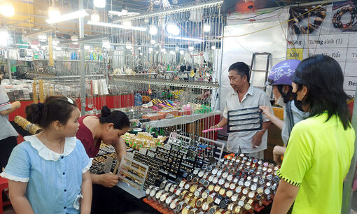Tổ chức “Phiên chợ thương mại tổng hợp huyện Phú Tân năm 2024”