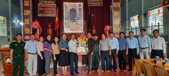 Bí thư Huyện ủy Thoại Sơn thăm, chúc mừng kỷ niệm 85 năm Ngày Khai sáng đạo Phật giáo Hòa Hảo