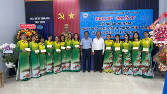 Bí thư Huyện ủy Tri Tôn chúc mừng Ngày Báo chí cách mạng Việt Nam