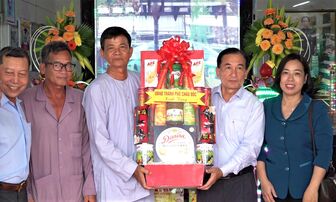 Phó Chủ tịch Thường trực UBND TP. Châu Đốc Trần Quốc Tuấn thăm và tặng quà chúc mừng các Ban Trị sự Giáo hội Phật giáo Hòa Hảo