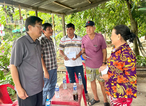 Trao tiền hỗ trợ các hộ dân sạt lở ở xã Long Giang