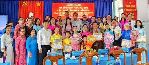 Biểu dương 35 gia đình hạnh phúc tiêu biểu của 7 phường, xã ở TP. Long Xuyên