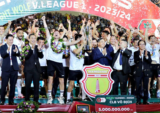 Nam Định vô địch V-League sau 39 năm và chiếc Cup Fairplay của bầu Đức