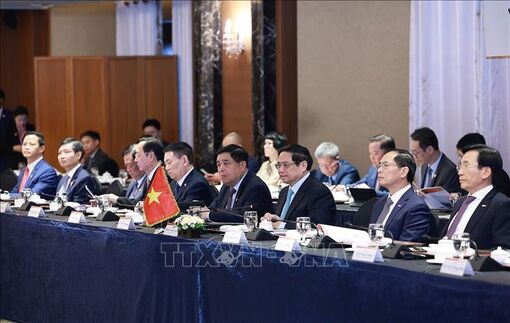 Thủ tướng Phạm Minh Chính dự tọa đàm với lãnh đạo một số tập đoàn lớn của Hàn Quốc