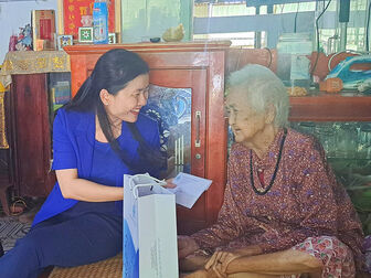 Phó Chủ tịch Hội Liên hiệp Phụ nữ Việt Nam Tôn Ngọc Hạnh thăm gia đình chính sách ở Châu Phú