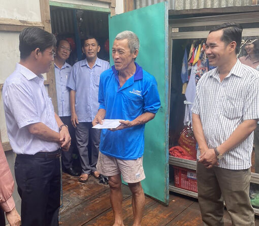 Bí thư và Phó Bí thư Thường trực Huyện ủy Châu Phú thăm các hộ dân có nhà bị thiệt hại do giông lốc