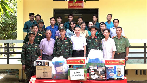 Chủ tịch UBND TP. Châu Đốc thăm, tặng quà cán bộ, chiến sĩ làm nhiệm vụ ở chốt biên giới