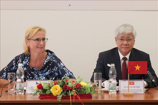Đoàn đại biểu Đảng Cộng sản Việt Nam thăm và làm việc tại CH Séc