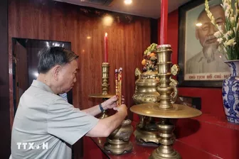 Chủ tịch nước Tô Lâm dâng hương tưởng niệm các bậc tiền bối