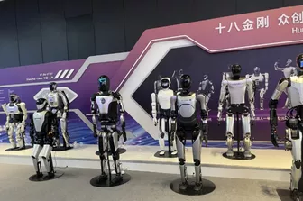 Robot hình người của Tesla gây sốt trong triển lãm ở Trung Quốc