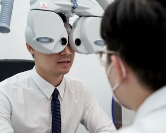 Đằng sau dịch vụ đo mắt miễn phí gây sốc của cửa hàng kính