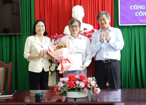Công bố quyết định bổ nhiệm Phó Giám đốc Trung tâm Y tế TX. Tân Châu