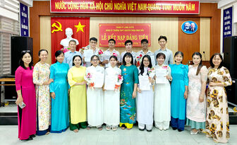 Trường THPT Chuyên Thoại Ngọc Hầu kết nạp đảng viên mới cho 21 học sinh ưu tú