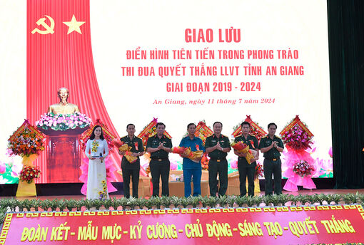 Giao lưu điển hình tiên tiến trong phong trào Thi đua quyết thắng An Giang