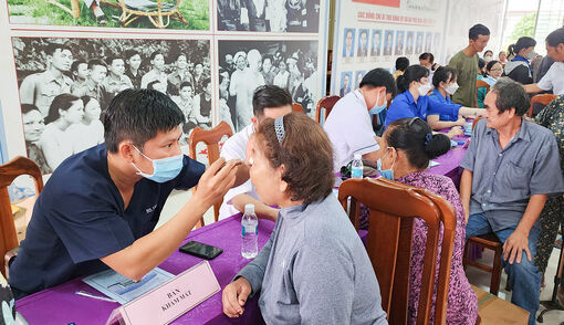 Bệnh viện Mắt-Tai mũi họng -Răng hàm mặt An Giang khám bệnh từ thiện và tặng quà 500 người dân phường An Phú