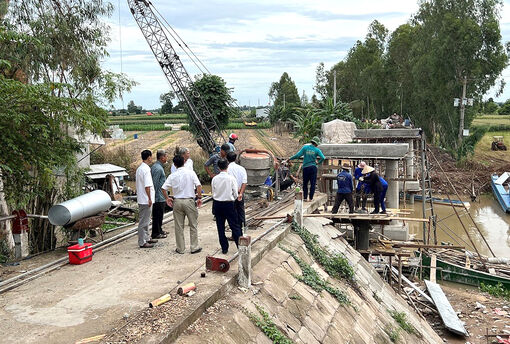Phó Bí thư Thường trực Huyện ủy An Phú động viên các đội xây dựng cầu ở xã Phú Hữu