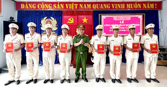 Công an huyện An Phú trao quyết định điều động cán bộ