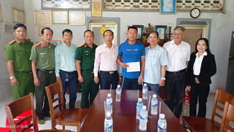 Bí thư Huyện ủy Thoại Sơn Nguyễn Như Anh thăm, tặng quà gia đình chính sách