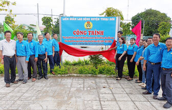 Liên đoàn Lao động huyện Thoại Sơn gắn biển công trình chào mừng kỷ niệm 95 năm Ngày thành lập Công đoàn Việt Nam