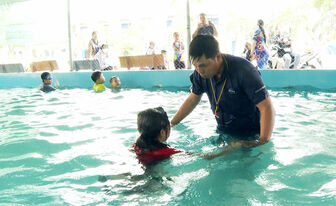 Phổ cập bơi cho trẻ em dịp hè