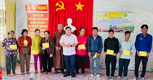 Ban Dân vận Tỉnh ủy An Giang trao học bổng và thẻ bảo hiểm y tế tại xã Tân Thạnh