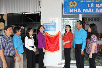 Gắn biển 2 công trình “Mái ấm công đoàn” chào mừng Ngày thành lập Công đoàn Việt Nam ở Chợ Mới