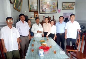 Bí thư Huyện ủy An Phú thăm gia đình chính sách và người có công