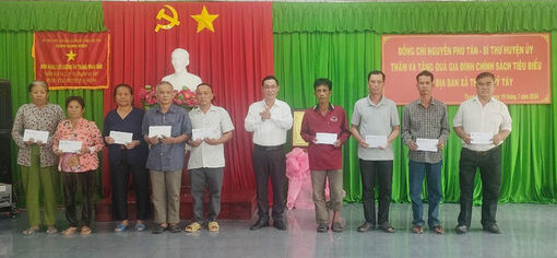 Bí thư Huyện ủy Châu Phú Nguyễn Phú Tân thăm, tặng quà gia đình chính sách tiêu biểu ở xã Thạnh Mỹ Tây