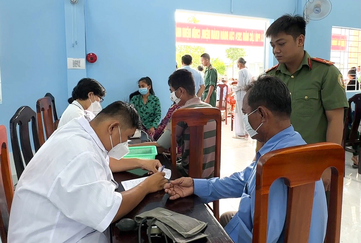 Khám và cấp thuốc miễn phí cho các hộ nghèo trên địa bàn xã biên giới Phú Lộc