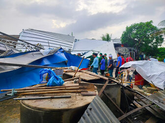 Hỗ trợ hộ dân bị ảnh hưởng gió lốc ở Tri Tôn