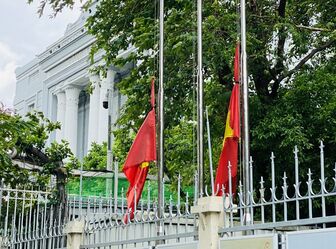 Nhiều trụ sở cơ quan, đơn vị TP Hồ Chí Minh treo cờ rủ tưởng niệm Tổng Bí thư Nguyễn Phú Trọng